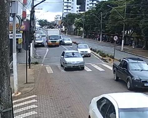 Motociclista Tenta Passar Por Corredor E Bate Em Carro E Caminh O Perto