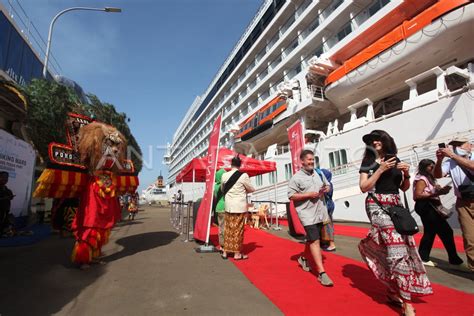 Kapal Pesiar Mv Viking Mars Kunjungi Di Surabaya Antara Foto