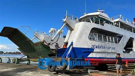 Kapal Feri Tabrak Waterfront Taman Kapuas Hingga Seruduk Warung Apung