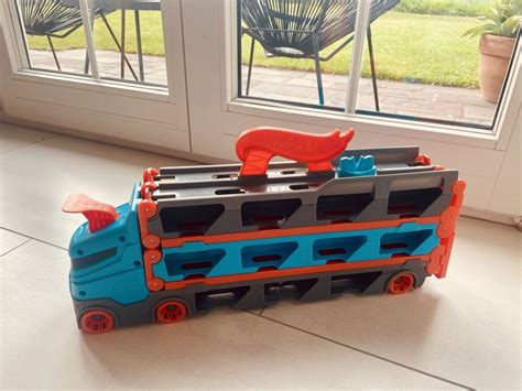 Hot Wheels Spielzeug Auto City in Rennbahn Transporter Gebraucht in Dürnten für CHF