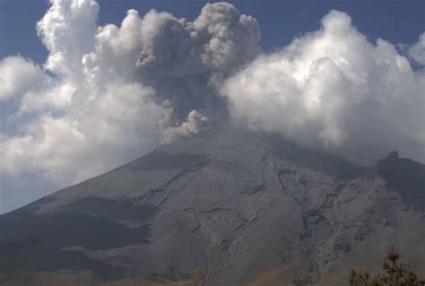 Explosiones del Popocatépetl provocan dispersión de ceniza hacia Puebla