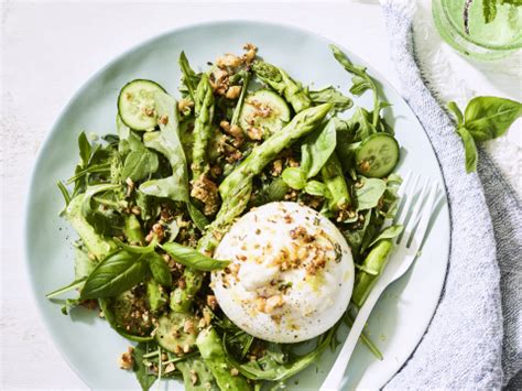 Salade Van Groene Asperges Met Burrata En Citroen Walnootcrumble