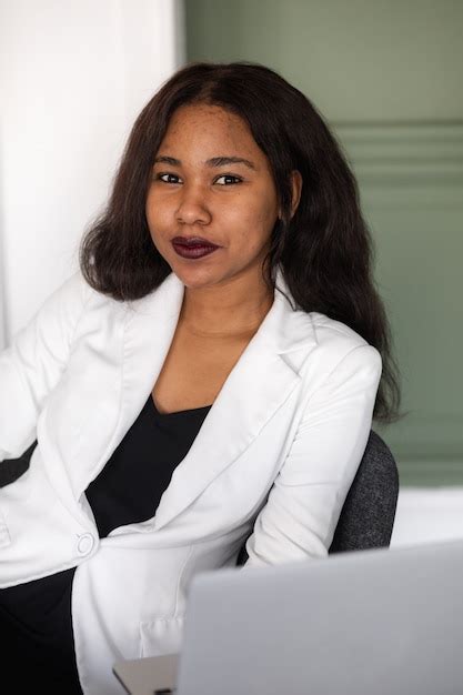 Premium Photo Portrait Of African American Business Woman In The