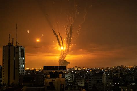 Gaza Con Bombardamenti Israeliani Salgono A 122 I Morti 33 Bambini