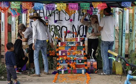 En Honor A Migrantes Ponen Altar De Día De Muertos En Muro Fronterizo