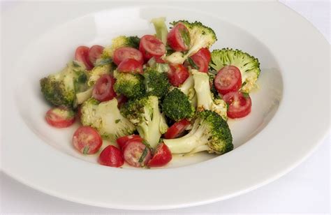 Salat Med Broccoli Og Cherrytomater Opskrifter Dk