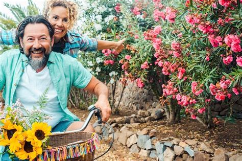 Un Jeune Couple Mature Profite Avec Jeunesse D Activit S De Loisirs En Plein Air S Amusant Et