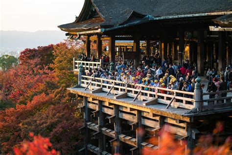 Turistas En El Templo De Kiyomizu Dera En Kyoto Japón Fotografía