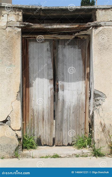 Puerta De Madera En Pared De Piedra Vieja Imagen De Archivo Imagen De