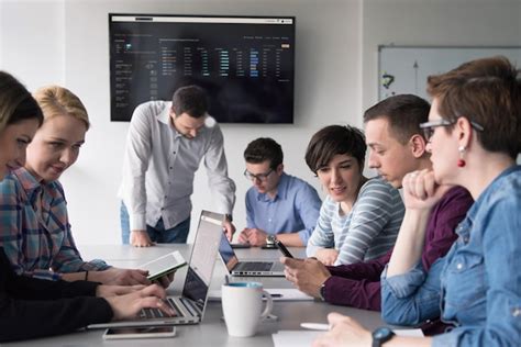 Reuni N Del Equipo De Negocios En La Oficina De Inicio Moderna Y Lluvia