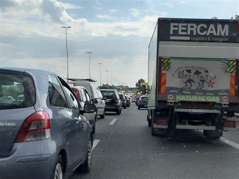 Roma Terribile Incidente Sul Gra Si Scontrano Auto Traffico In