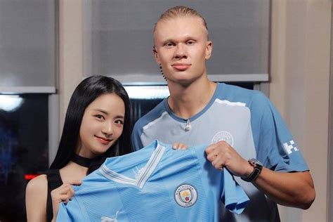 Jisoo de BLACKPINK le enseña al delantero estrella del Manchester City