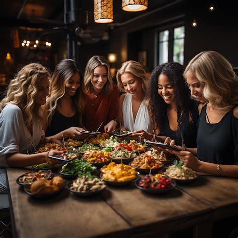 Een Groep Vriendinnen Zit In Een Restaurant En Ze Maken Allemaal Foto S