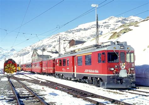 Rhb Regionalzug Von St Moritz Nach Tirano Am In Ospizio