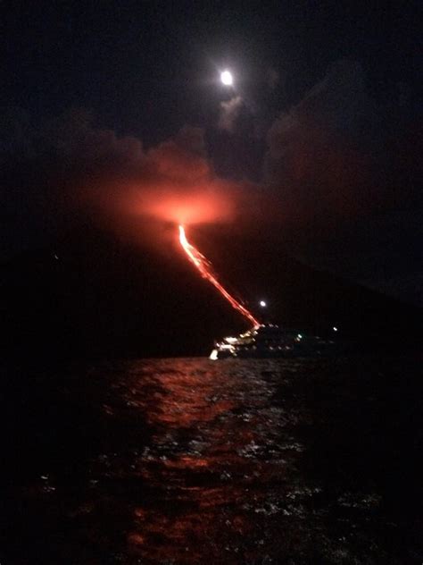 Stromboli Eruzione Spettacolare Nella Notte FOTO E VIDEO