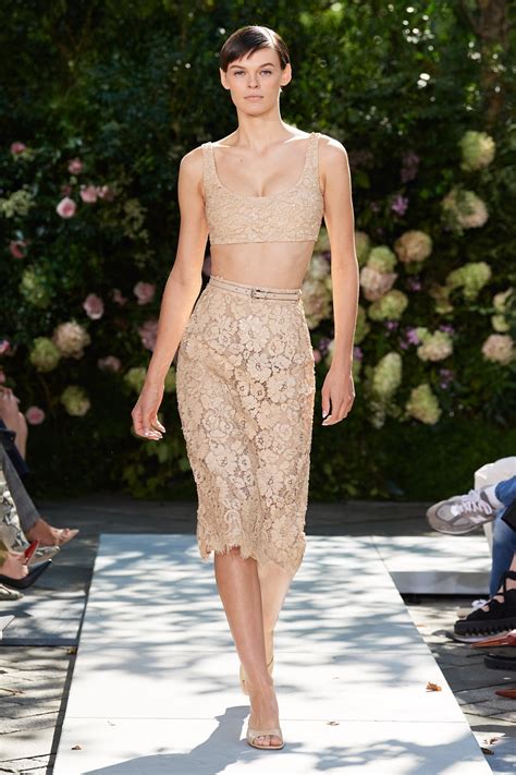 Michelle Salas combinó una falda midi con zapatos pumps nude en NYFW