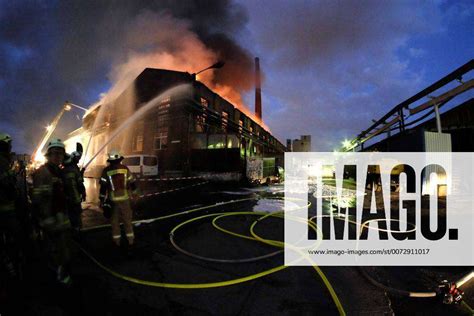 Berliner Feuerwehr Bei L Scharbeiten Einer Brennenden Lagerhalle Mit