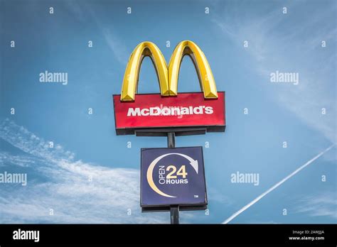 Le logo McDonald s arque la signalisation contre un ciel bleu à l