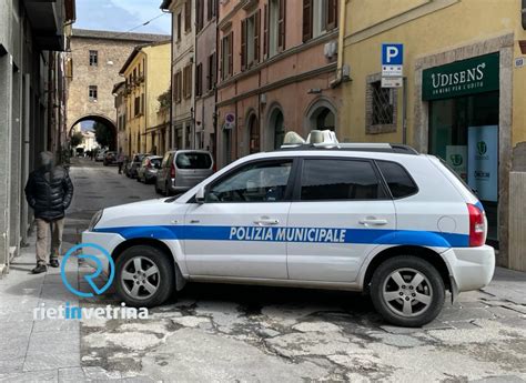 Sbanda Colpisce Le Auto In Sosta E Poi Finisce Contro Il Muro In Via