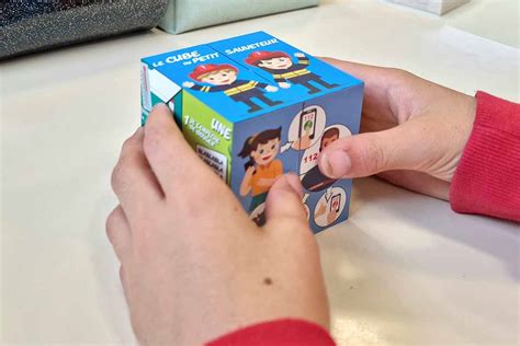 Un pompier invente un cube pour apprendre de façon simple et ludique à