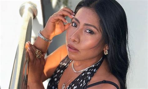 Yalitza Aparicio Combina Linda Minifalda Con Alpargatas De Tac N