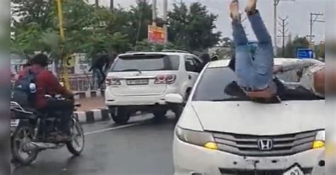 Ghaziabad Student Fight On Road Car Hit Students Video Viral Video