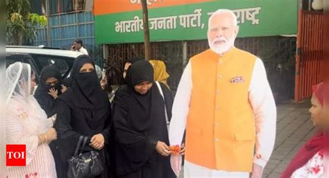 Mumbai Muslim Women Tied Rakhi To Cutouts Of PM Modi To Celebrate