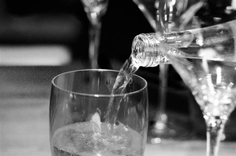 Bildet Vann Svart Og Hvit Glass Cocktail Frysing Alkoholholdig