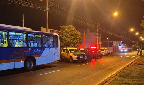 Ônibus são escoltados após atos de vandalismo em bairro de Ribeirão