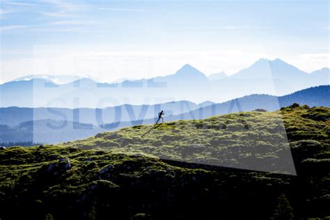 Fotografija Tekaška pot v Bohinju s pogledom na Karavanke in Kamniško