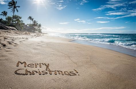 Joyeux Noël écrit Dans Le Sable Sur Sunset Beach à Hawaii Avec Des