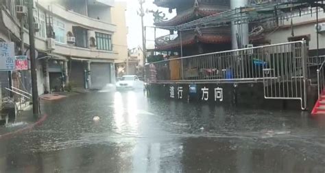 屏東一早雨彈來襲 東隆里路面積水車輛激起水花「畫面曝光」｜四季線上4gtv