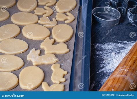 Rodillo Y Utensilios De Cocina Para Hacer Galletas De Pascua Sobre