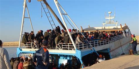 Barcone Carico Di Migranti In Mare Soccorso Da Un Cargo In Portati