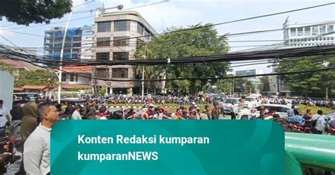 Massa Pendukung Ganjar Mahfud Mulai Penuhi Tugu Proklamasi Jelang