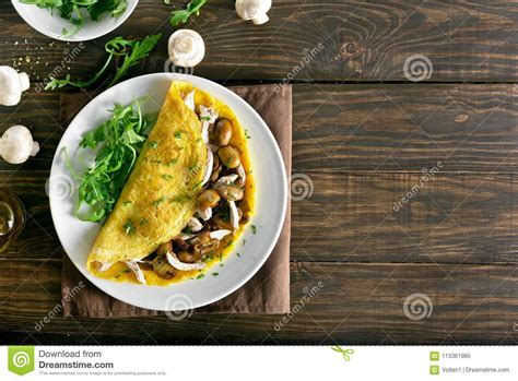 Tortilla Con Las Setas Carne Del Pollo Verdes Imagen De Archivo