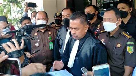 Ajukan Tuntutan Mati Dan Kebiri Untuk Herry Wirawan Begini Rekam Jejak