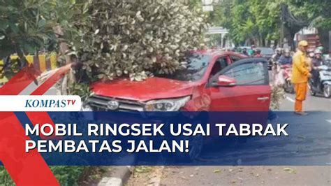 Diduga Hilang Kendali Akibat Pecah Ban Mobil Tabrak Pembatas Jalan Di