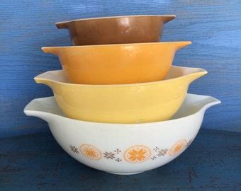 Vintage Pyrex Town And Country 1 5 Quart Size Yellow Detail Mixing Bowl