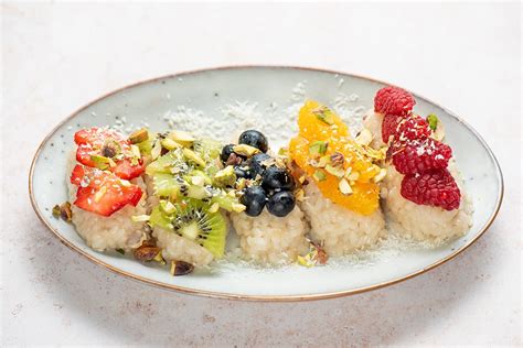 Süßes Sushi mit Obst als Dessert oder Hauptspeise ohne Zucker