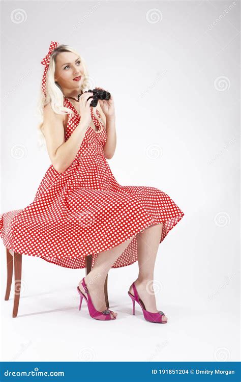 Portrait Complet De Style Pin Up De Fille Blonde Du Caucase Sensuel