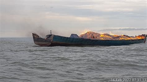 Foto Kapal Samudera Tujuan Malaysia Terbakar Di Merbau TNI AL Turun Tangan