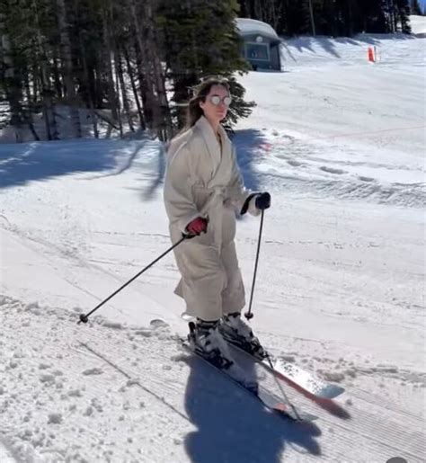 Camila Sodi esquía en bikini y sombrero vaquero