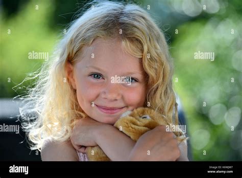 Fille suédoise blonde Banque de photographies et dimages à haute résolution Alamy