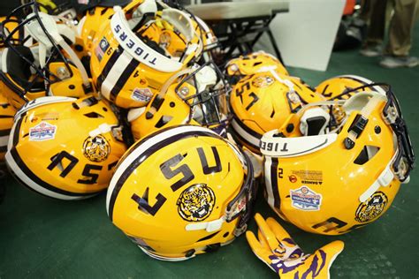 Fans Are Mesmerized By Lsu Footballs Air Conditioned Helmets The Spun