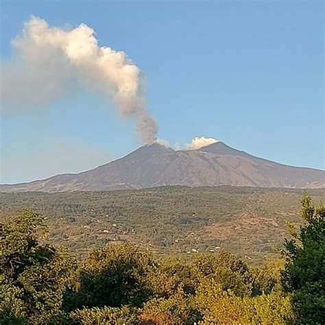 Etna Oggi Nuovo Parossismo Forti Boati E Fontana Di Lava Al Cratere