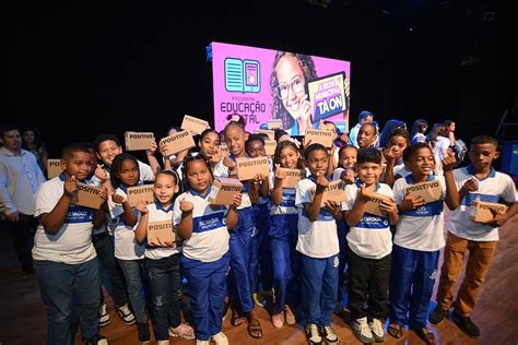 Prefeitura De Salvador Anuncia Entrega De Mil Tablets Para Alunos