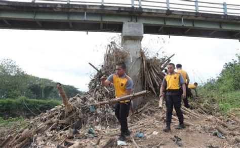 Peduli Lingkungan Polres Sukoharjo Bersihkan Sampah Di Sungai Hingga