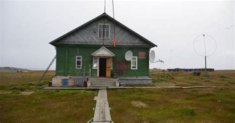 Hungry, aggressive polar bears lay siege to Russian weather station