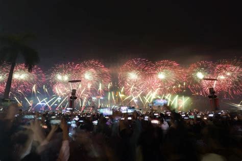 李家超與太太同市民齊跨年 祝願2024年香港樣樣好 香港 大公文匯網